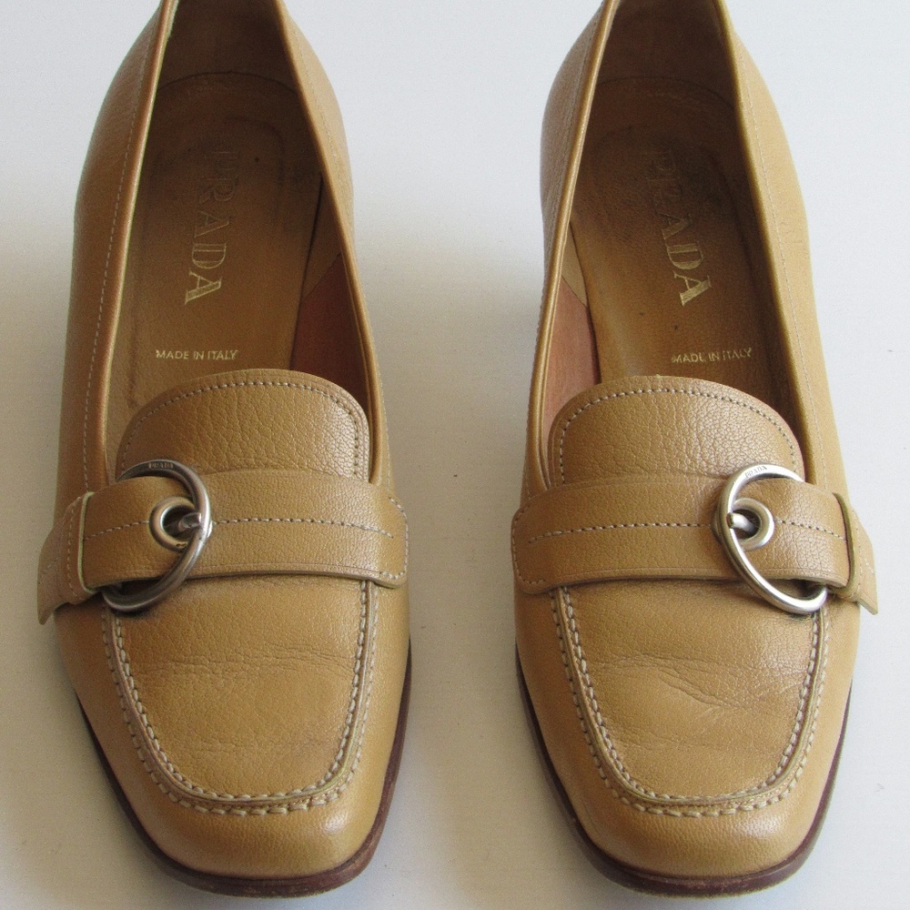 PRADA $650 Tan Leather Buckle Accent Kitten Pumps